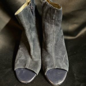 Navy banana republic heals